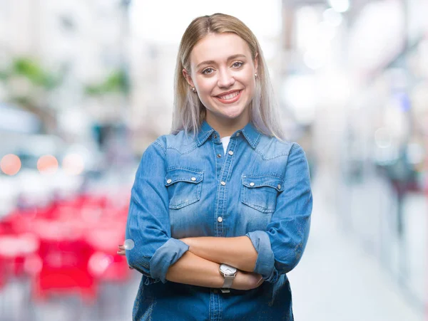 Junge Blonde Frau Über Isoliertem Hintergrund Glücklich Lächelnd Mit Verschränkten — Stockfoto