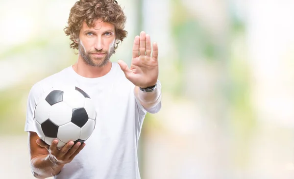 Bonito Modelo Hispânico Homem Segurando Bola Futebol Sobre Fundo Isolado — Fotografia de Stock
