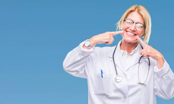 Médico Loira Meia Idade Mulher Sobre Fundo Isolado Sorrindo Confiante — Fotografia de Stock