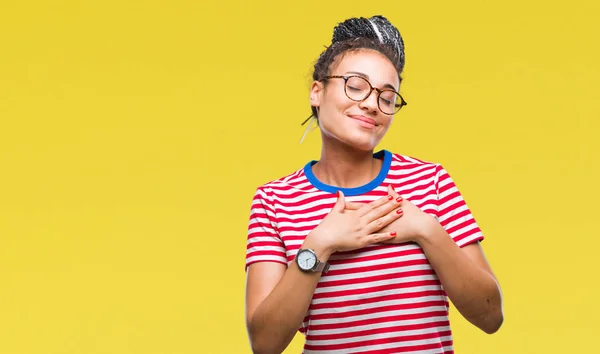 Young Gevlochten Afrikaans Amerikaans Meisje Haar Bril Geïsoleerde Achtergrond Glimlachend — Stockfoto