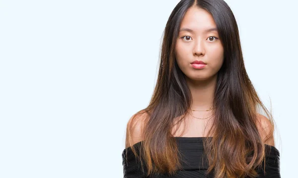 Jovem Mulher Asiática Sobre Fundo Isolado Com Expressão Séria Rosto — Fotografia de Stock