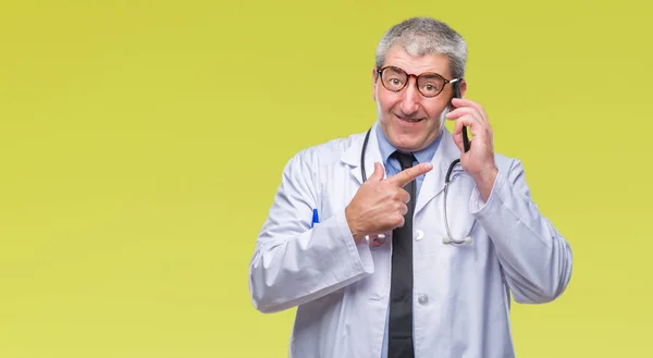 Szép Vezető Orvos Ember Beszél Smarpthone Elszigetelt Háttérhez Képest Nagyon — Stock Fotó