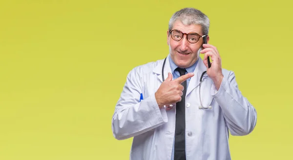 Stilig Senior Doktor Mannen Talar Smarpthone Över Isolerade Bakgrund Mycket — Stockfoto