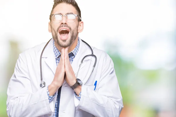 Pohledný Mladý Lékař Muž Nad Izolované Pozadí Prosit Modlit Rukama — Stock fotografie