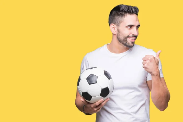 Jovem Segurando Bola Futebol Sobre Fundo Isolado Apontando Mostrando Com — Fotografia de Stock