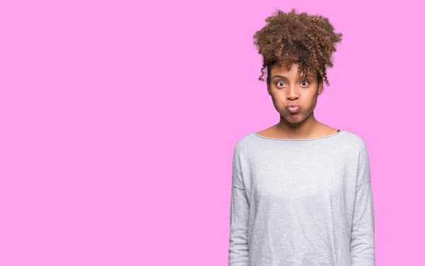 Mooie Jonge Afro Amerikaanse Vrouw Geïsoleerde Achtergrond Puffend Wangen Met — Stockfoto