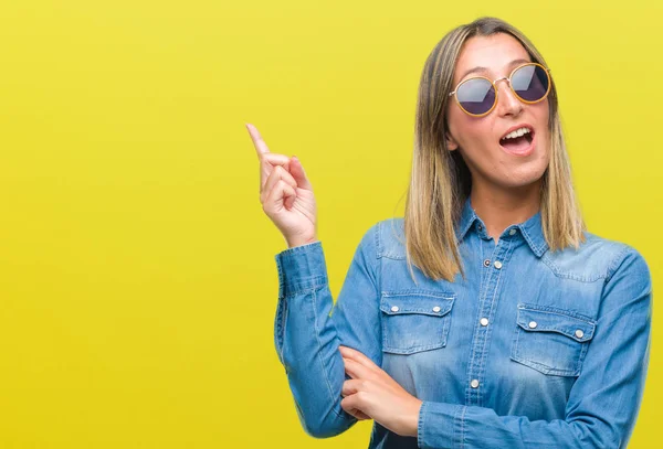 Jovem Mulher Bonita Vestindo Óculos Sol Sobre Fundo Isolado Com — Fotografia de Stock