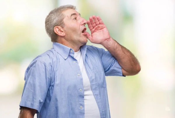 Gutaussehender Älterer Mann Über Isoliertem Hintergrund Der Laut Schreit Und — Stockfoto