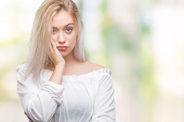 Mujer Rubia Joven Sobre Fondo Aislado Pensando Que Cansado Aburrido —  Fotos de Stock