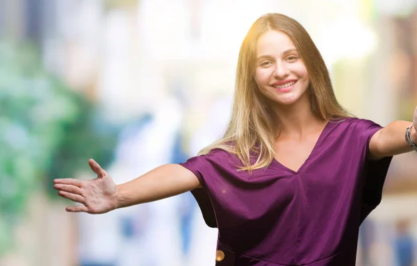 Mooie Blonde Elegante Jongedame Geïsoleerde Achtergrond Kijken Naar Camera Glimlachen — Stockfoto