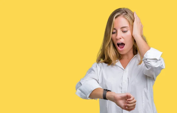 Hermosa Mujer Negocios Joven Sobre Fondo Aislado Mirando Tiempo Reloj — Foto de Stock