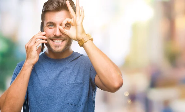 Jovem Homem Bonito Falando Smartphone Sobre Fundo Isolado Com Rosto — Fotografia de Stock