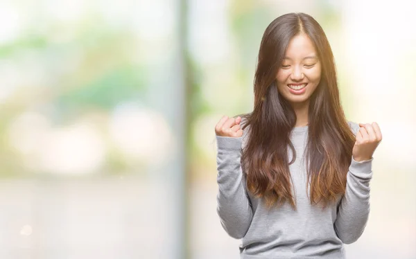 若いアジア女性非常に幸せと興奮の腕を上げ 勝者のジェスチャを行う分離の背景に笑みを浮かべて 成功のために叫んで お祝いのコンセプト — ストック写真