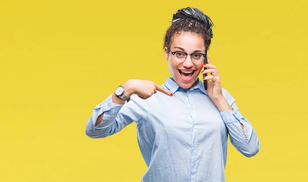 Junge Geflochtene Haare Afrikanisch Amerikanische Business Girl Zeigt Telefonieren Mit — Stockfoto