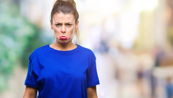 Wanita Cantik Muda Mengenakan Kaos Biru Kasual Atas Latar Belakang — Stok Foto