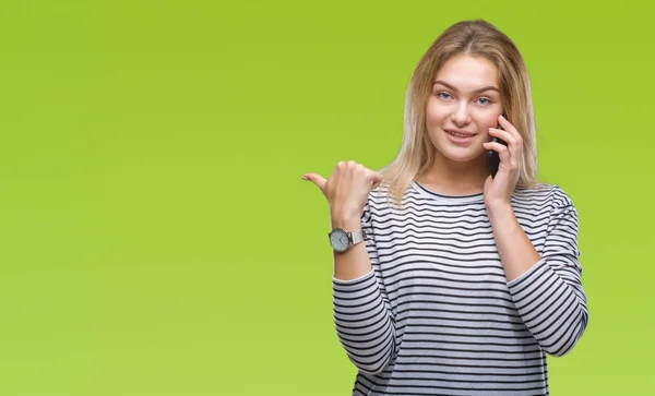 Genç Kafkas Kadın Gösteren Smartphone Ekran Işaret Başparmak Kadar Mutlu — Stok fotoğraf