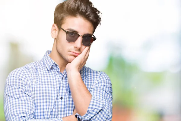 Mladý Pohledný Muž Nosí Sluneční Brýle Přes Izolované Pozadí Myšlení — Stock fotografie