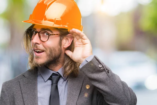 Giovane Bello Architec Uomo Con Capelli Lunghi Indossando Casco Sicurezza — Foto Stock