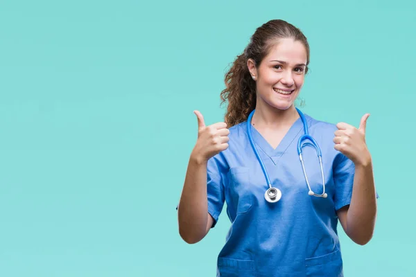 Joven Chica Doctora Morena Vistiendo Uniforme Enfermera Cirujano Sobre Signo —  Fotos de Stock