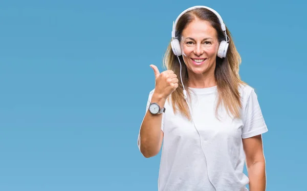 Mujer Hispana Mediana Edad Escuchando Música Usando Auriculares Sobre Fondo — Foto de Stock