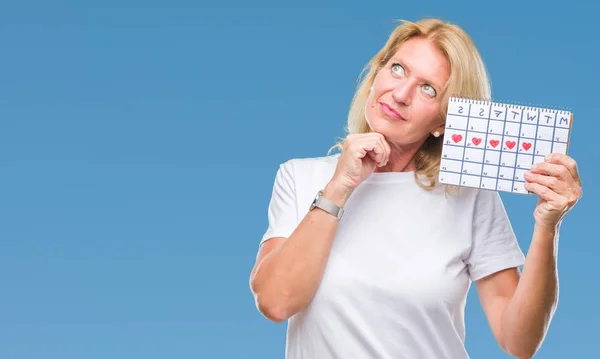 Mulher Loira Meia Idade Segurando Calendário Menstruação Ver Fundo Isolado — Fotografia de Stock