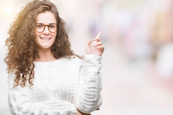 Bella Bruna Capelli Ricci Giovane Ragazza Indossa Maglione Invernale Sfondo — Foto Stock