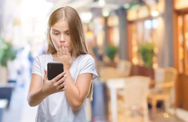 Joven Hermosa Chica Enviando Mensajes Texto Usando Smarpthone Sobre Aislado —  Fotos de Stock