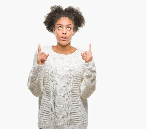 Jovem Afro Americana Vestindo Camisola Inverno Sobre Fundo Isolado Espantado — Fotografia de Stock