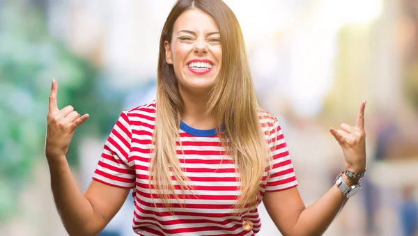 Mujer Hermosa Joven Mirada Casual Sobre Fondo Aislado Gritando Con — Foto de Stock