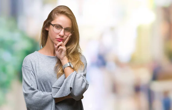 Joven Hermosa Mujer Rubia Con Gafas Sobre Fondo Aislado Pensando —  Fotos de Stock