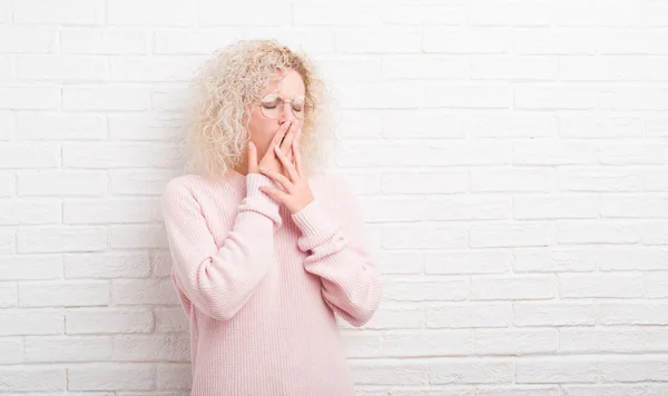 Jonge Blonde Vrouw Met Krullend Haar Witte Bakstenen Muur Verveeld — Stockfoto