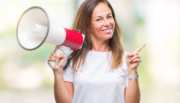 Middelbare Leeftijd Spaanse Vrouw Schreeuwen Door Megafoon Geïsoleerde Achtergrond Erg — Stockfoto