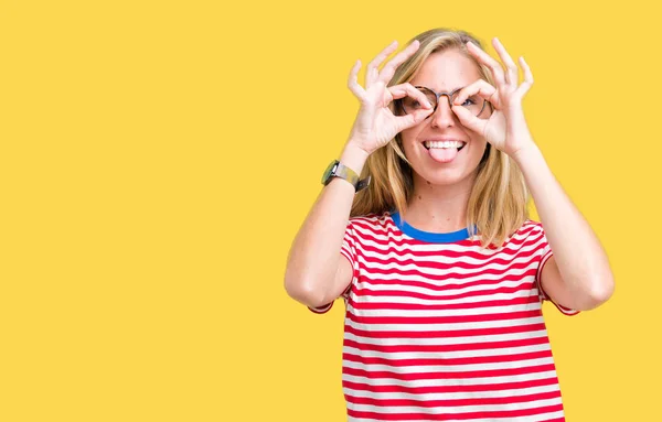 Mooie Jonge Vrouw Een Bril Geïsoleerde Achtergrond Doen Gebaar Als — Stockfoto