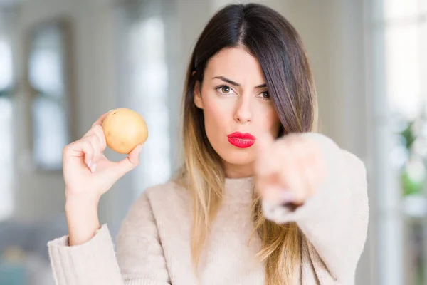 Jovem Mulher Bonita Segurando Batata Fresca Casa Apontando Com Dedo — Fotografia de Stock