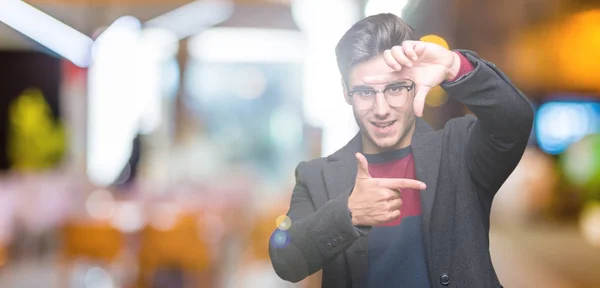 Joven Hombre Guapo Elegante Con Gafas Sobre Fondo Aislado Sonriendo —  Fotos de Stock