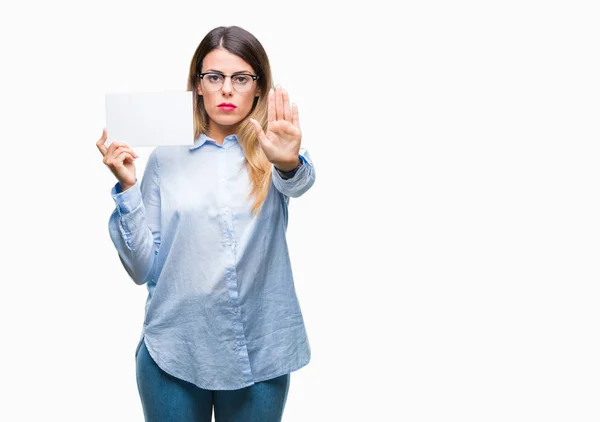 Joven Mujer Negocios Hermosa Sosteniendo Tarjeta Blanco Sobre Fondo Aislado — Foto de Stock