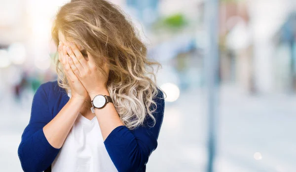 Vacker Ung Blond Kvinna Över Isolerade Bakgrund Med Sorgligt Uttryck — Stockfoto