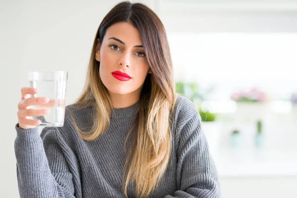 Jonge Mooie Vrouw Drinken Van Glas Water Thuis Met Een — Stockfoto