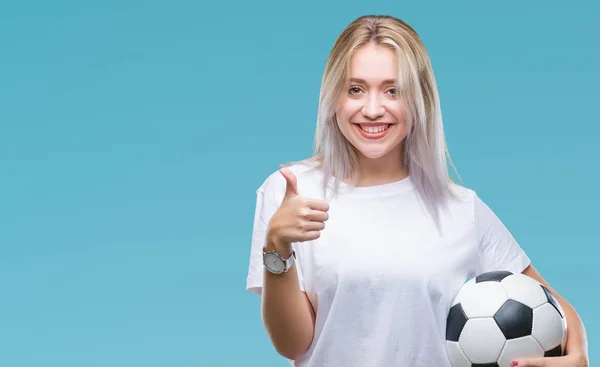 Mladá Blond Žena Držící Fotbal Fotbalový Míč Nad Izolované Pozadí — Stock fotografie