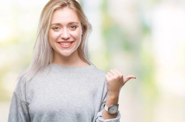 Jovem Loira Sobre Fundo Isolado Sorrindo Com Rosto Feliz Olhando — Fotografia de Stock