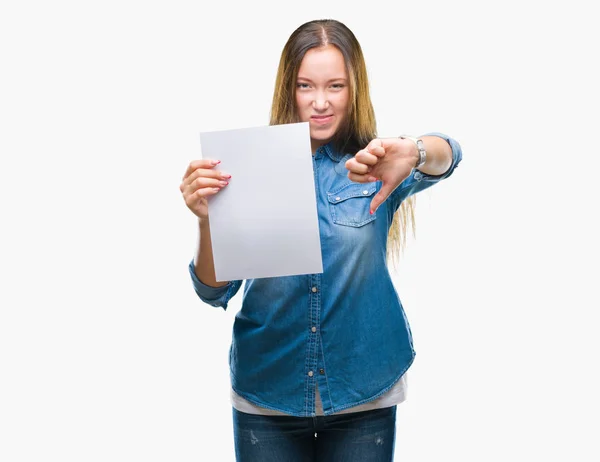 Καυκάσιος Γυναίκα Κρατώντας Φύλλο Λευκό Χαρτί Πάνω Από Απομονωμένες Φόντο — Φωτογραφία Αρχείου