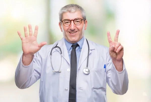 Bonito Médico Sênior Homem Sobre Fundo Isolado Mostrando Apontando Para — Fotografia de Stock