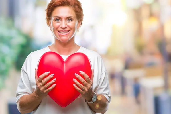 Mujer Caucásica Mayor Sosteniendo Corazón Rojo Amor Sobre Fondo Aislado —  Fotos de Stock