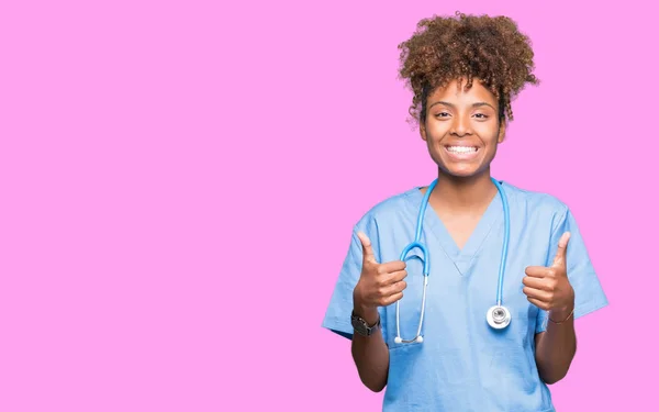 Joven Mujer Médica Afroamericana Sobre Signo Éxito Fondo Aislado Haciendo — Foto de Stock