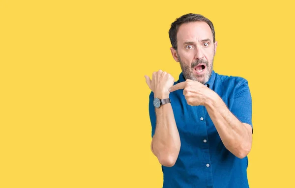 Guapo Mediana Edad Elegante Hombre Edad Sobre Fondo Aislado Prisa — Foto de Stock