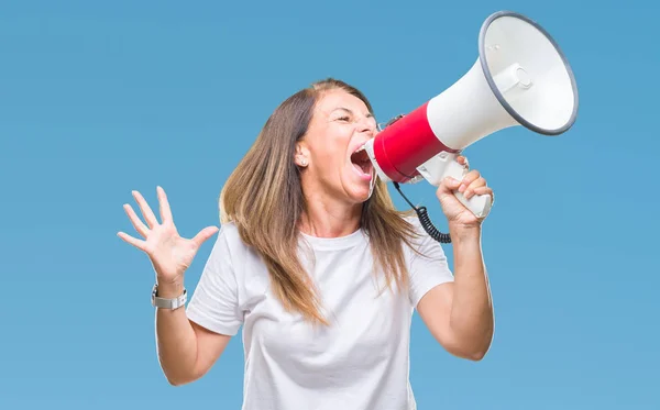 Mulher Hispânica Meia Idade Gritando Através Megafone Sobre Fundo Isolado — Fotografia de Stock