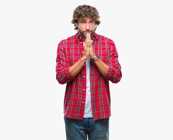 Pohledný Model Hispánský Muž Nad Izolované Pozadí Modlí Rukama Dohromady — Stock fotografie