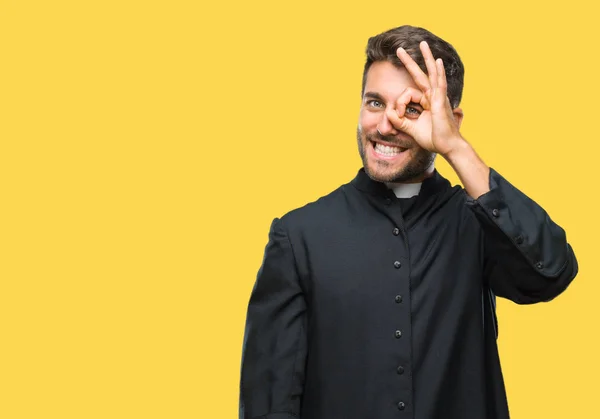 Genç Katolik Hıristiyan Rahip Adam Gülümsüyor Parmakları Ile Mutlu Yüz — Stok fotoğraf