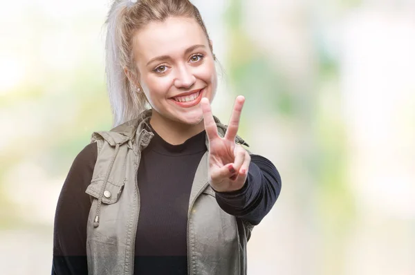 Mujer Rubia Joven Sobre Fondo Aislado Sonriendo Con Cara Feliz —  Fotos de Stock