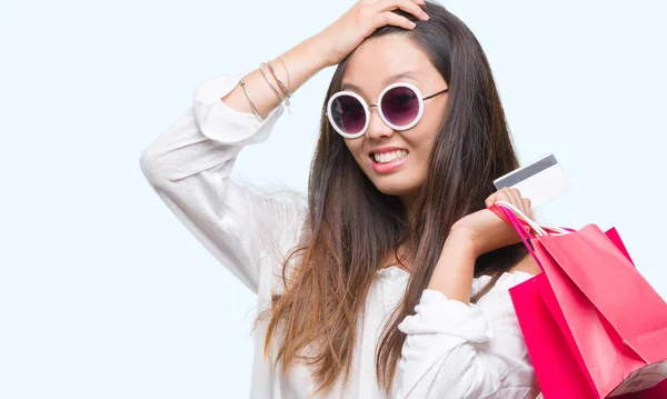 Mujer Asiática Joven Sosteniendo Bolsas Compras Las Ventas Sobre Fondo —  Fotos de Stock